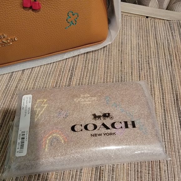 Coach Medium zip wallet Embroidery Collection - Picture 6 of 9